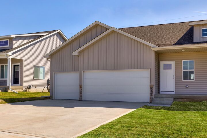 Property Photo:  1102 Westview Drive  IA 50124 