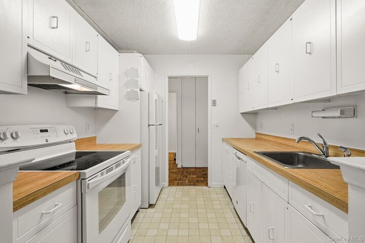 Property Photo:  400 High Point Drive 408  NY 10530 