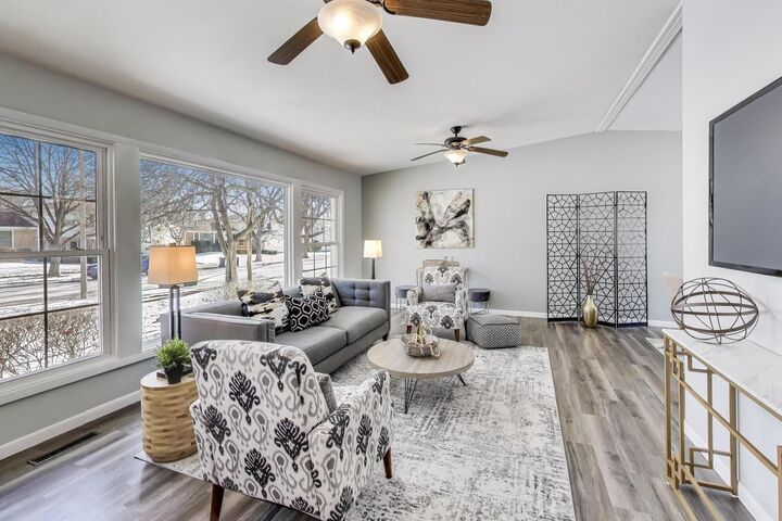 Property Photo:  2002 N Eastwood Drive  IL 60004 