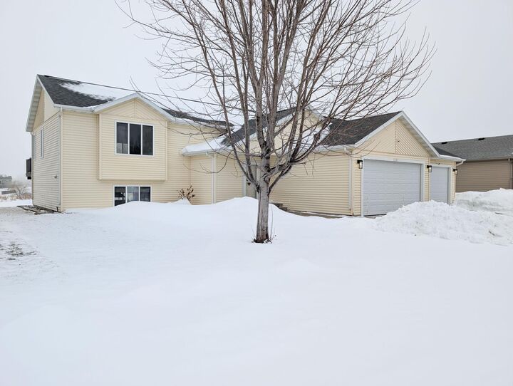 Property Photo:  1265 Goldenwood Drive  ND 58078 