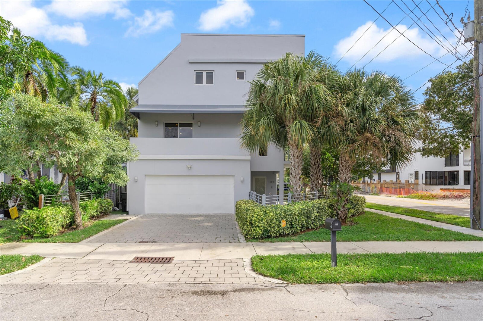 Property Photo:  600 NE 10th Avenue  FL 33304 