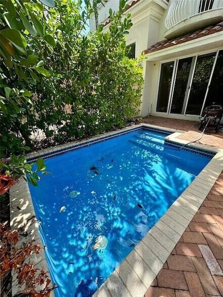 Property Photo:  1362 Bayview Drive  FL 33304 