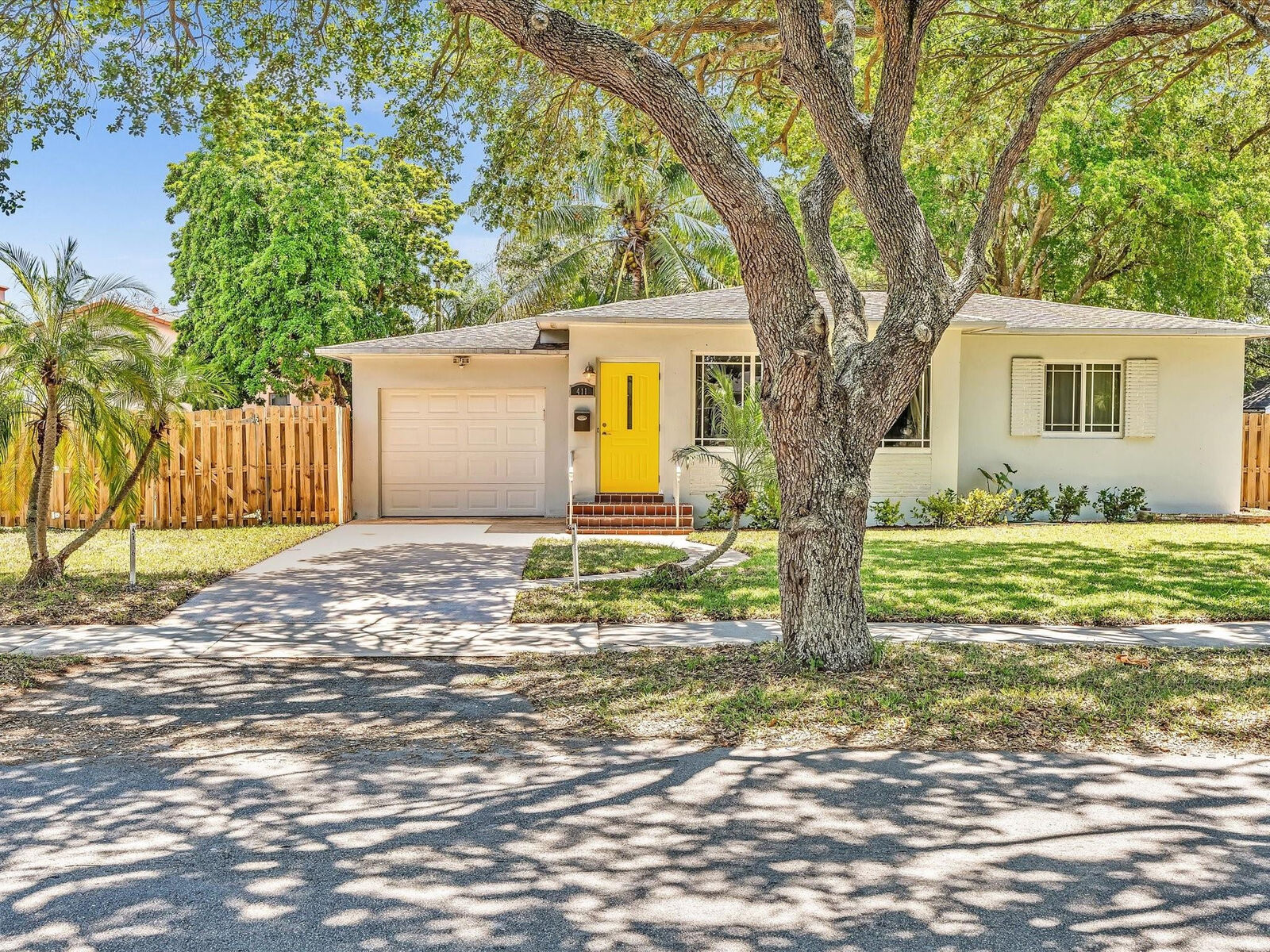 Property Photo:  411 S 26th Avenue  FL 33020 