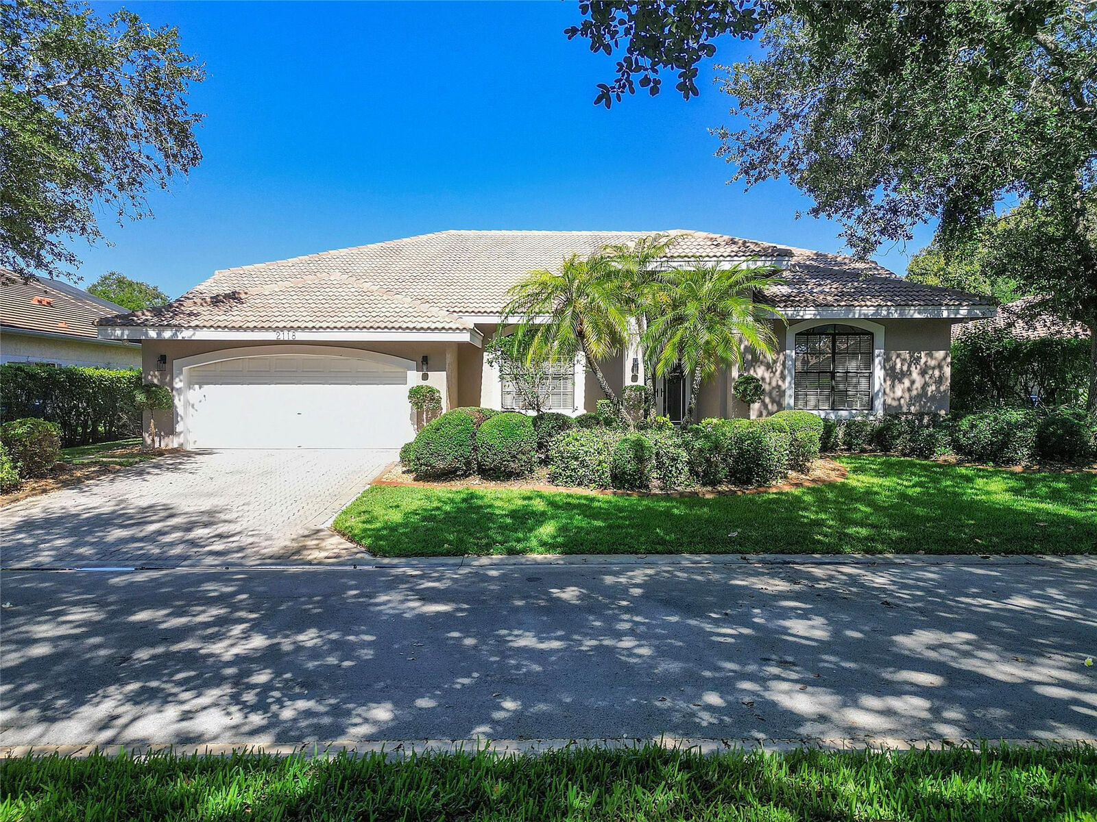 Property Photo: 2118 Pinehurst Way FL 33071