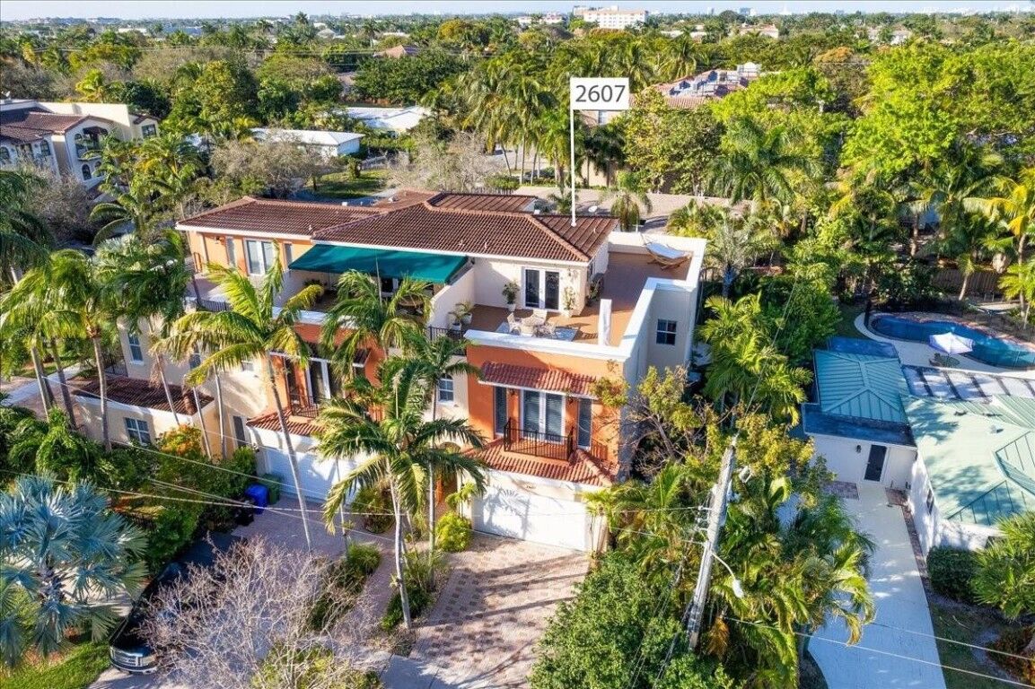 Property Photo:  2607 NE 15th Street 2607  FL 33304 