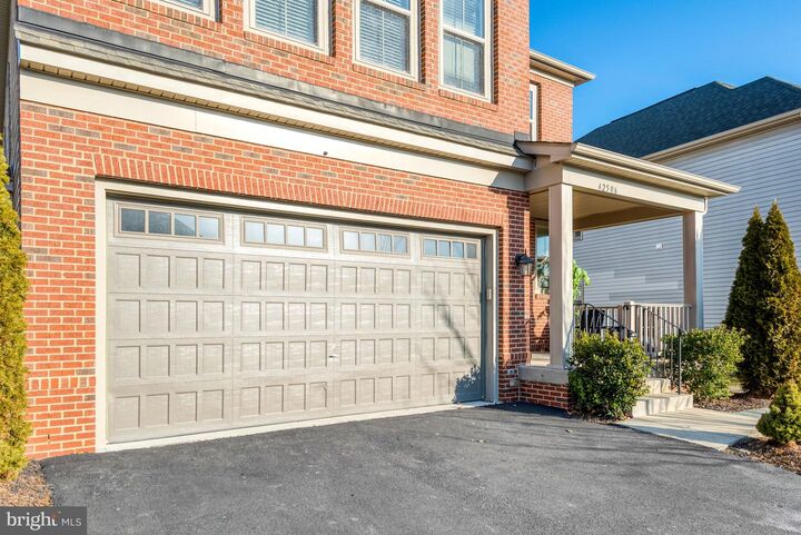 Property Photo:  42506 Oxford Forest Circle  VA 20152 