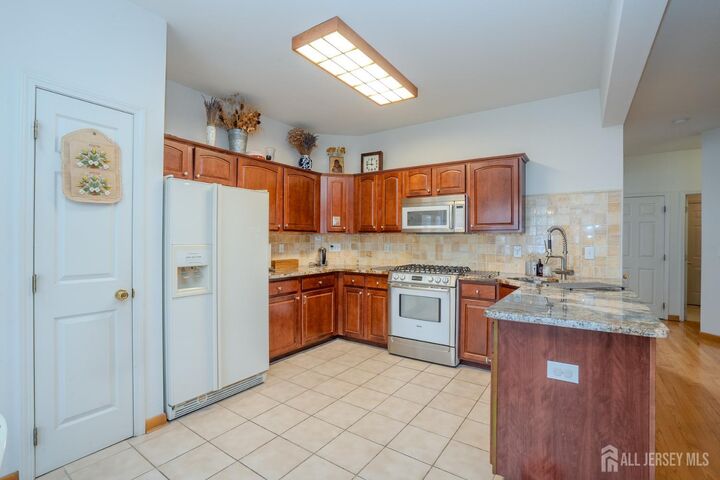 Property Photo:  6 Barlow Court  NJ 08536 