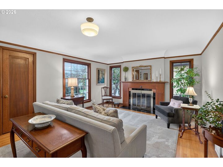 Property Photo:  728 NE Royal Ct  OR 97232 