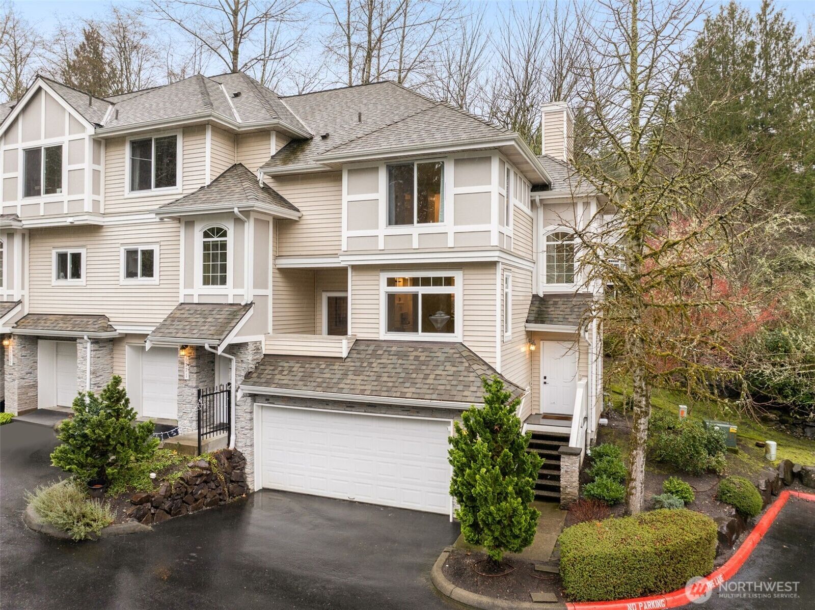 Property Photo: 6773 SE Cougar Mountain Way 4 WA 98006