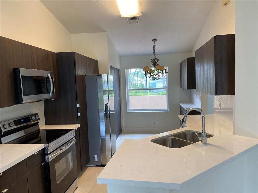 Property Photo: 4276 Pine Ridge Court FL 33331