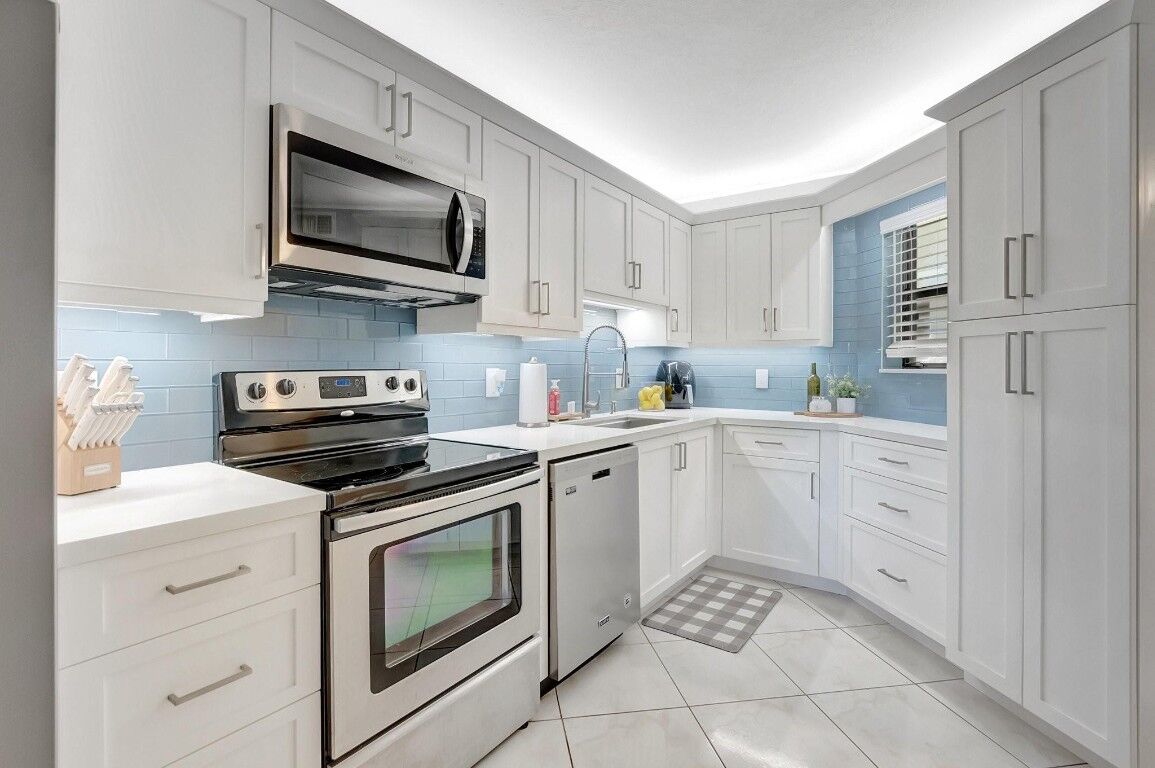 Property Photo: 5650 Camino Del Sol 104 FL 33433