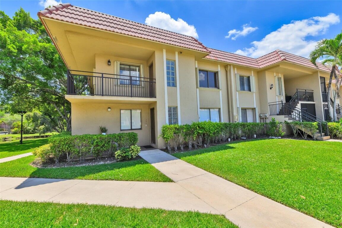 Property Photo: 318 Lakeview Drive 201 FL 33326