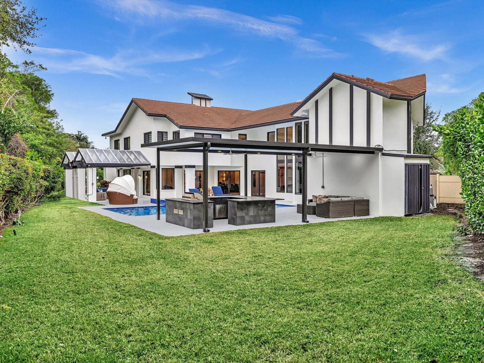 Property Photo: 525 Sandpiper Way FL 33431