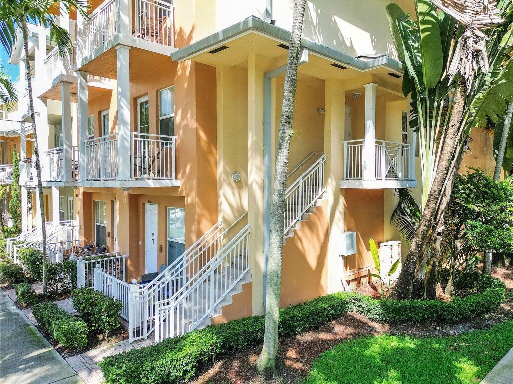 Property Photo:  334 SW 14th Avenue 334  FL 33312 