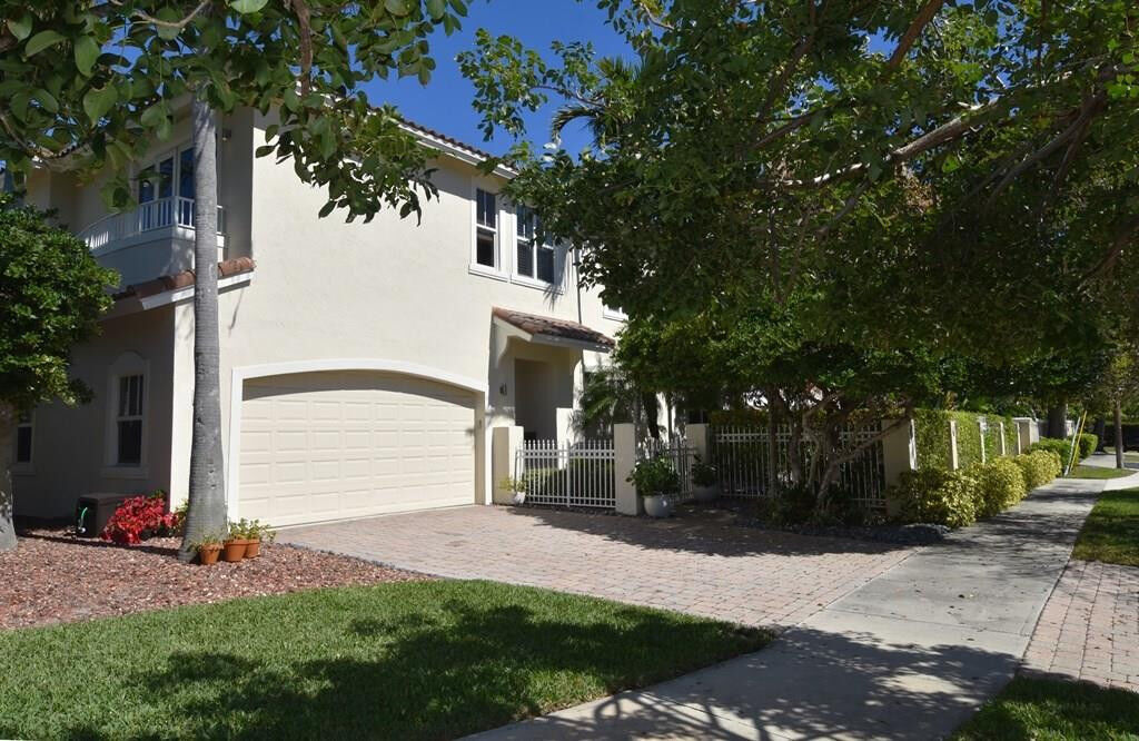 Property Photo:  2601 NE 13th Street 2601  FL 33304 