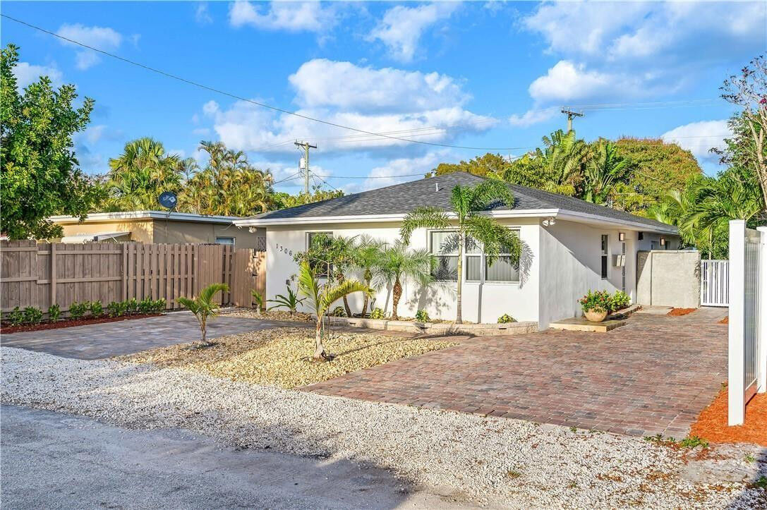 Property Photo:  1306 NE 14th Avenue 2  FL 33304 