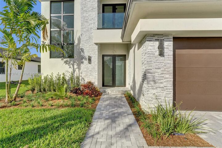 Property Photo:  13023 Davie Oaks Dr  FL 33325 