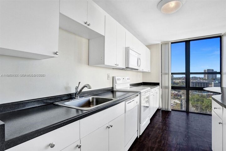 Property Photo: 600 NE 36th St 1423 FL 33137