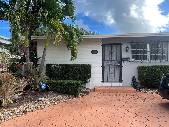 Property Photo:  871 NW 17th Ct  FL 33125 