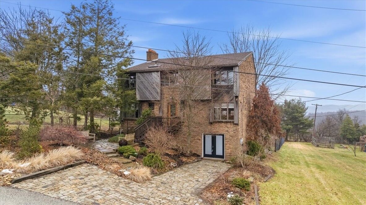 Property Photo:  221 Summit Dr  PA 15065 