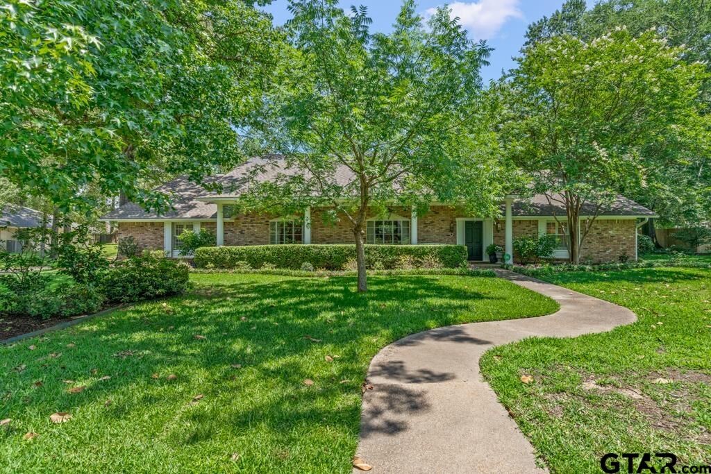 Property Photo: 1805 Greenway Street TX 75644