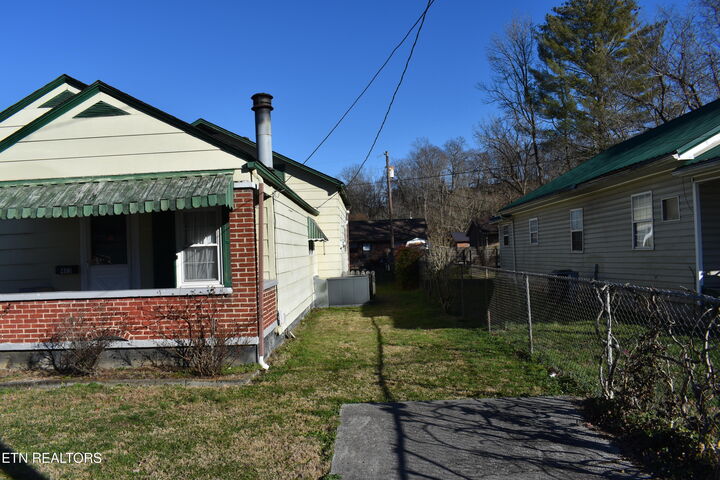 Property Photo:  405 S 37th St  KY 40965 