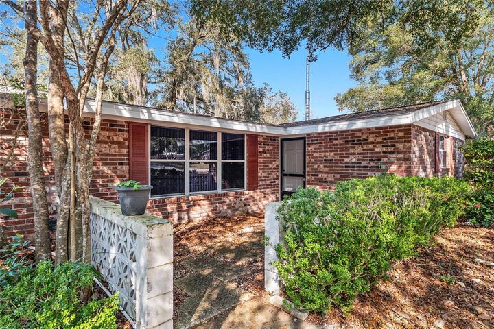 Property Photo:  560 E Country Club Drive  FL 32696 