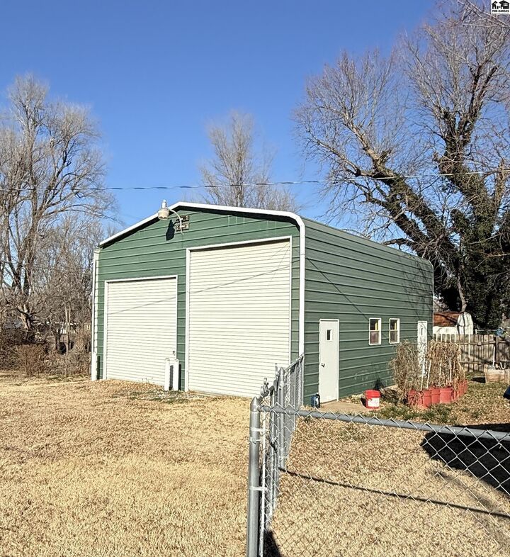 Property Photo:  307 N Main St  KS 67104 