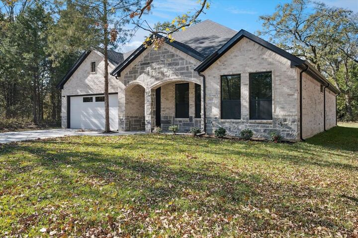 Property Photo:  207 Driftwood Drive  TX 75163 