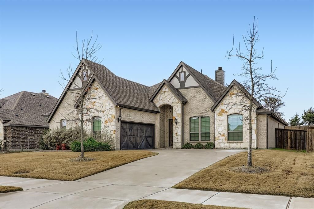 Property Photo:  637 Summer Grove Drive  TX 76065 