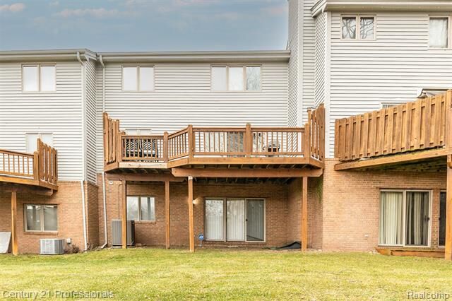 Property Photo:  5081 Timberway Trail  MI 48346 