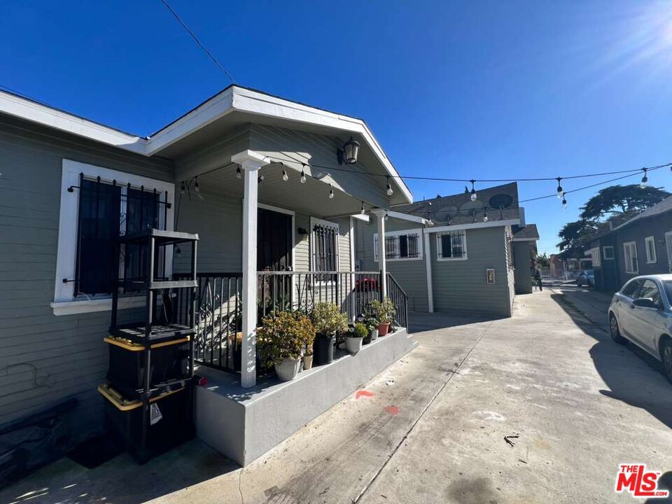 Property Photo:  711 W 41st St  CA 90037 