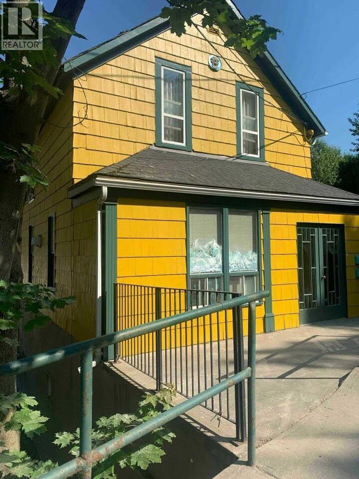 915 Front Street — photo 1