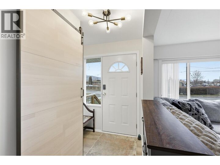 Photo de la propriété:  1009 Calmar Place  BC V2B 4T2 