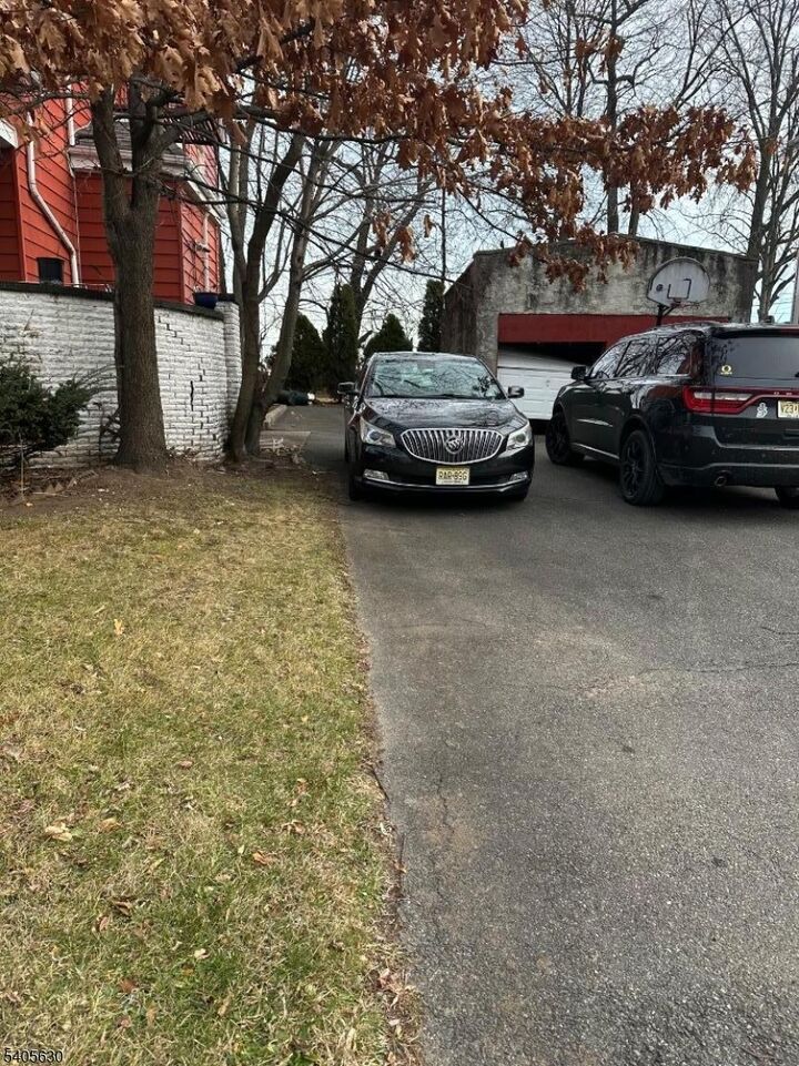 Property Photo:  18 Hawthorne Pl  NJ 07018 