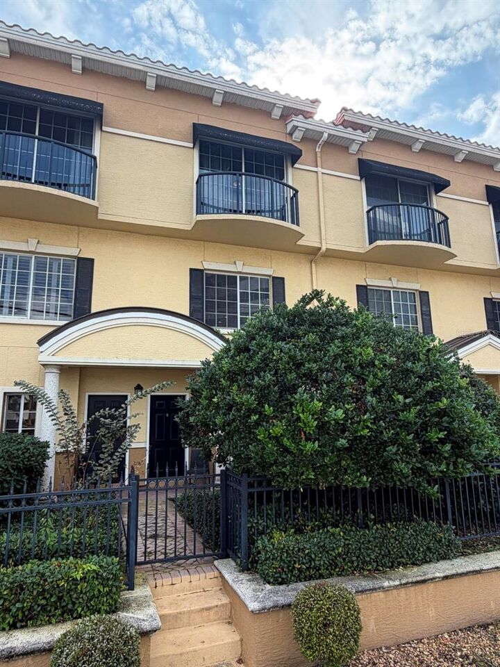 Property Photo:  5220 W Kennedy Boulevard  FL 33609 