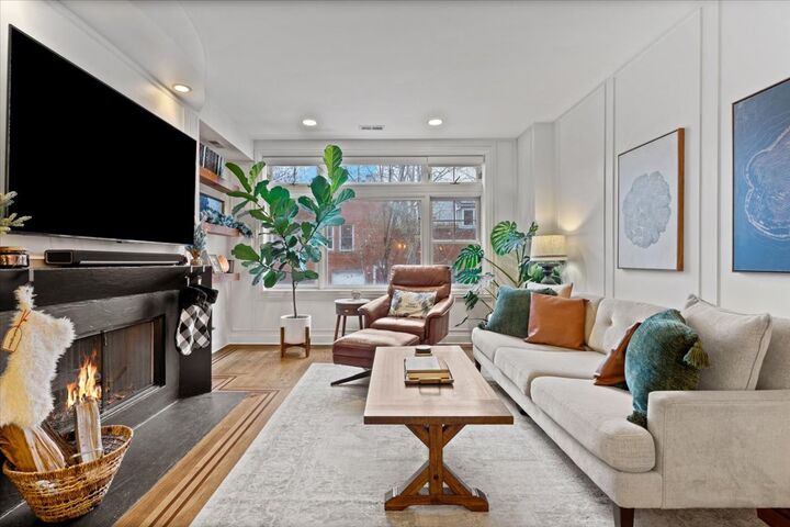 Property Photo:  1348 W George Street 1  IL 60657 