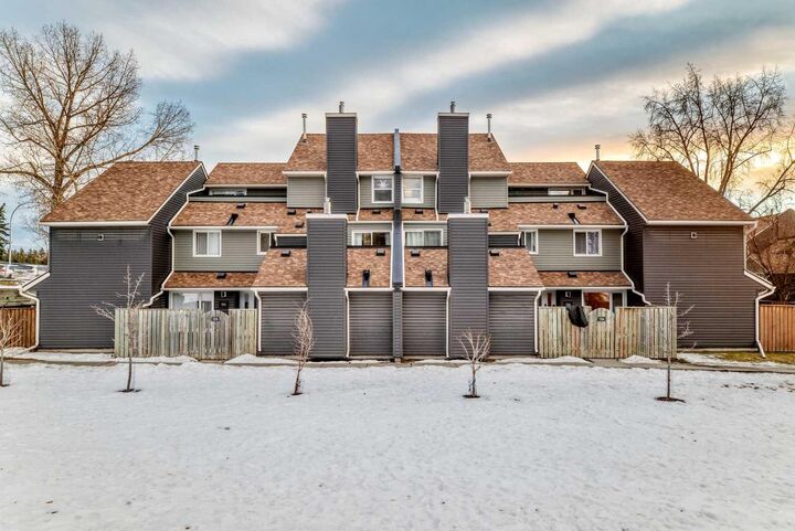 Property Photo:  66 Glamis Green SW 257  AB T3E 6V1 