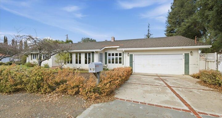 Property Photo:  915 Berry Avenue  CA 94024 
