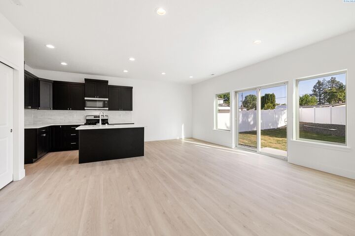 Property Photo:  1162 S Underwood Pl  WA 99337 