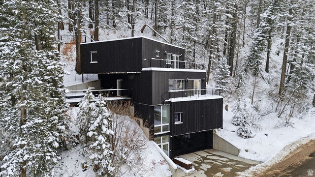 Property Photo: 635 Parkview Dr UT 84098