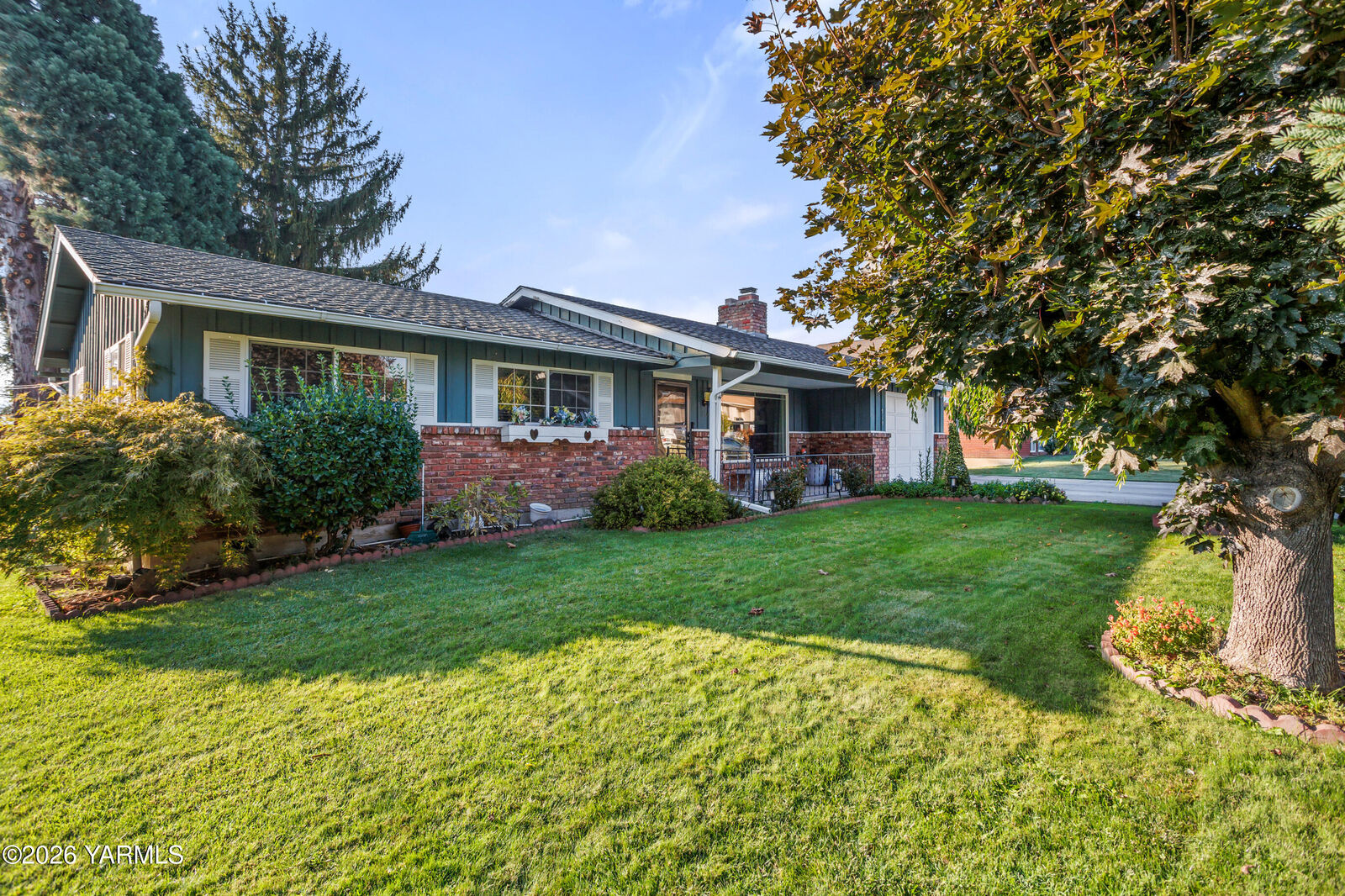 Property Photo: 910 S 37th Ave WA 98902