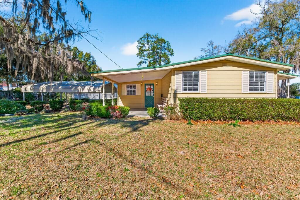 Property Photo: 37206 Cypress Lane FL 32046