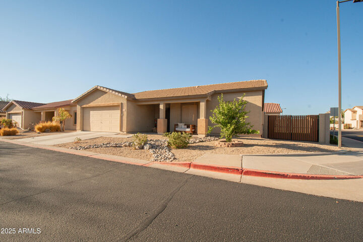 Property Photo:  2218 E Mohave Lane  AZ 85119 
