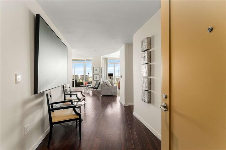 Property Photo:  3325 Piedmont Road NE 2006  GA 30305 