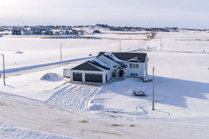 Property Photo:  3511 Silver Leaf Avenue NW  ND 58554 
