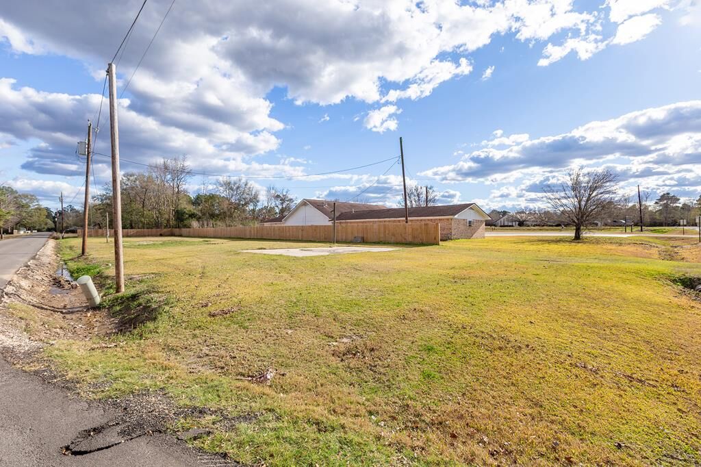 Property Photo:  300,302 Avenue F  TX 75949 