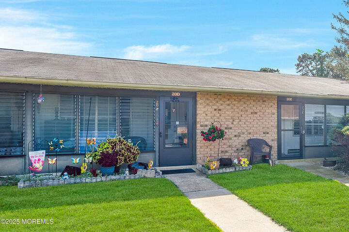 Property Photo:  20 Yorkshire Court  NJ 08759 
