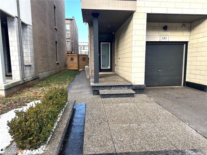 Photo de la propriété:  193 Huguenot Road  ON L6H 0L6 