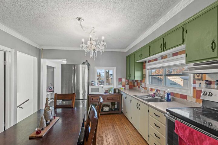 Photo de la propriété:  9321 105 Avenue  AB T8V 1G3 